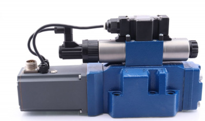 4WRTE16E1-200L-4X/6EG24K31/A1M - Пропорциональный быстродействующий распределитель с обратной связью по положению золотника и со встроенным усилителем (OBE), Ду16, A1 = ±10 В, номинальный расход 200 л/мин, схема E1-, каналы управления X и Y = внешние