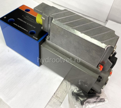 4WRPEH10C3B100L-2X/G24K0/A1M - Сервораспределитель Ду10 с обратной связью по положению золотника и встроенным усилителем (OBE), номинальный расход 100 л/мин, характеристика L - линейная, схема C3, сигнал управления A1 = ±10 V